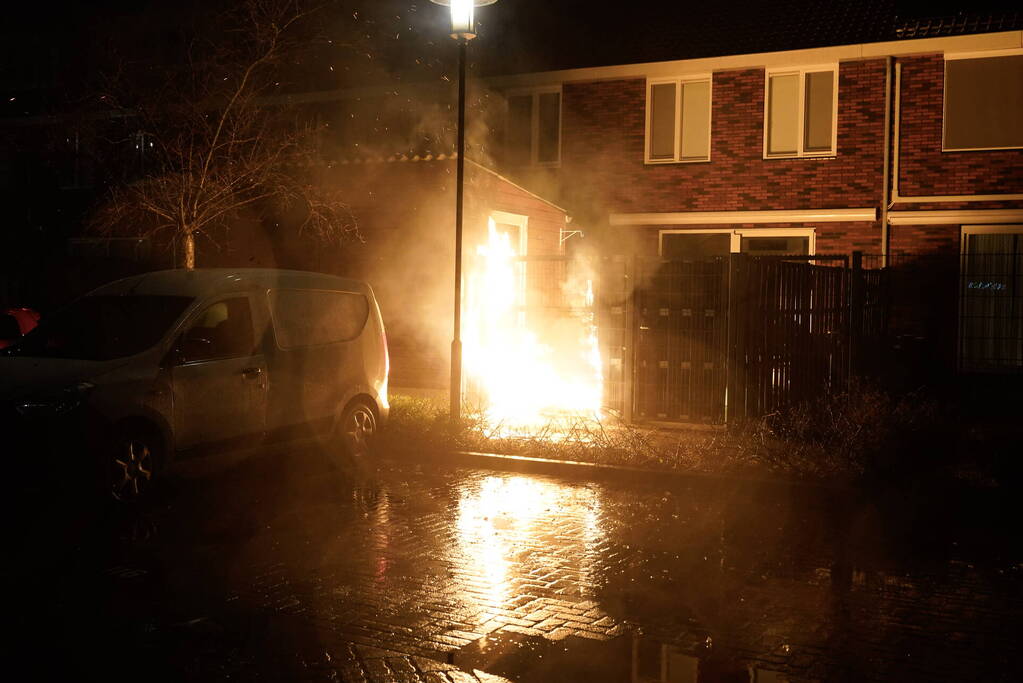 Flinke vlammen bij brand in tuin