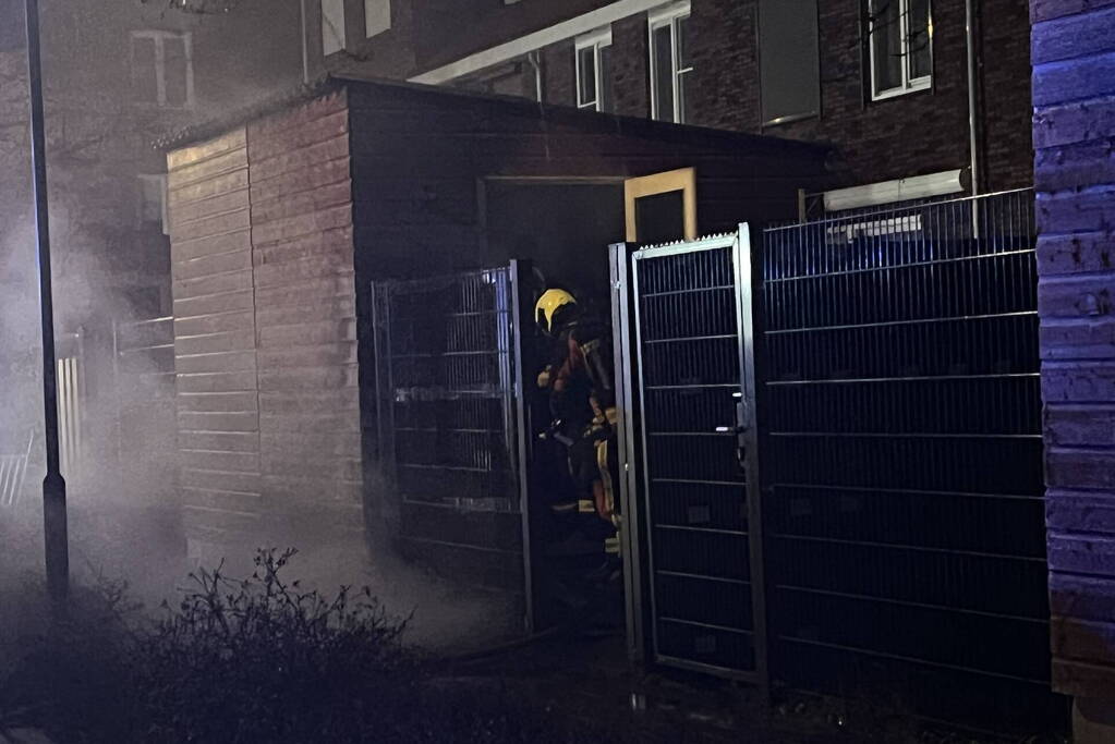 Flinke vlammen bij brand in tuin