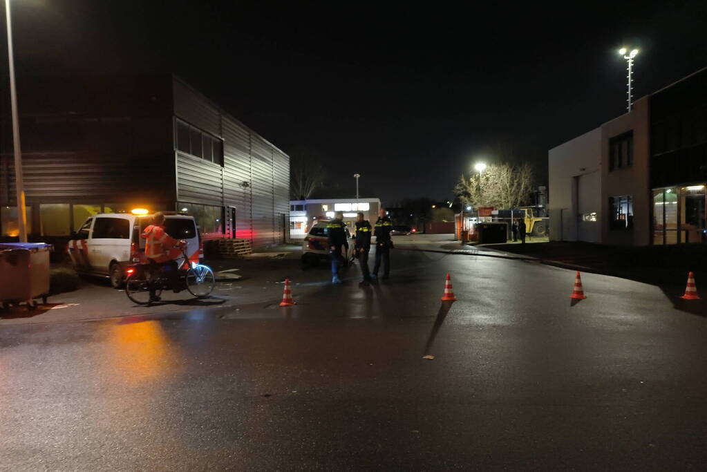 Vrachtwagen in brand in werkplaats