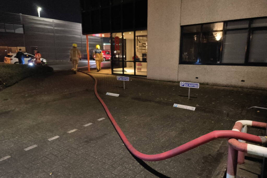 Vrachtwagen in brand in werkplaats