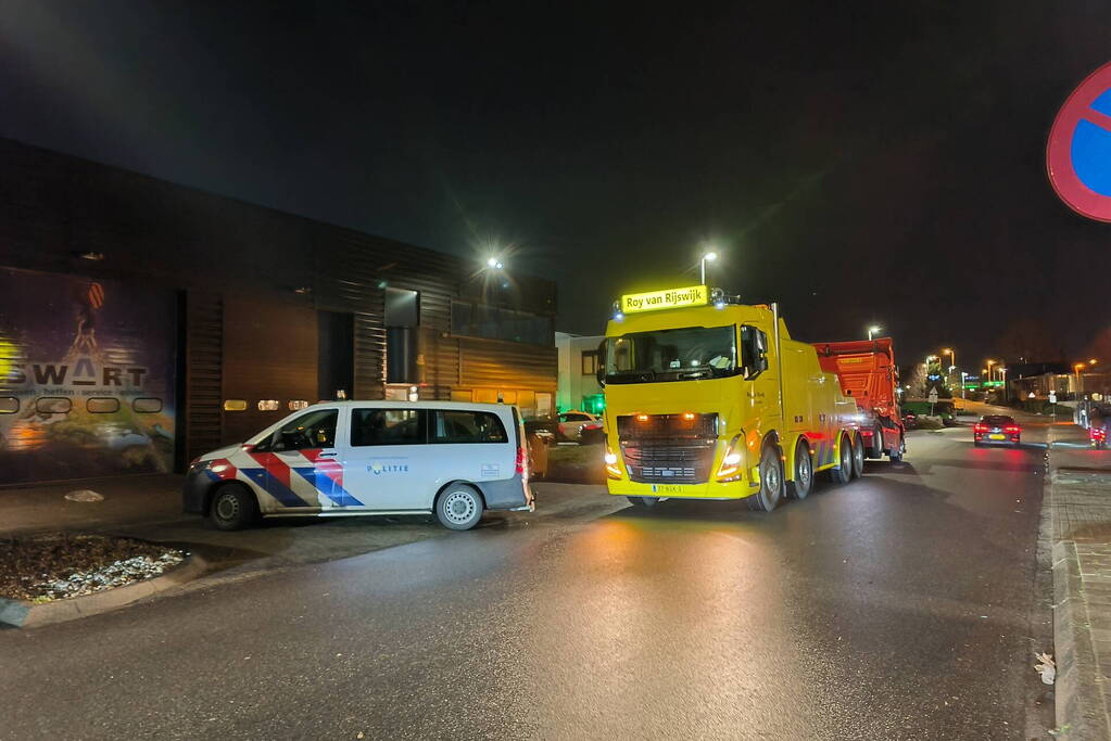 Vrachtwagen in brand in werkplaats