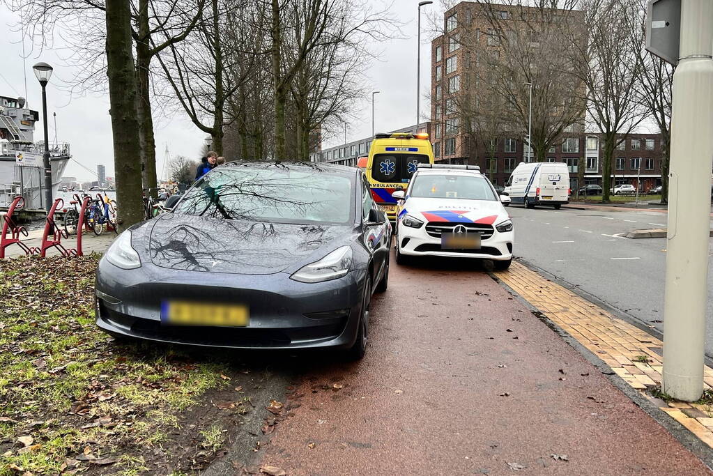 Postbode aangereden door auto