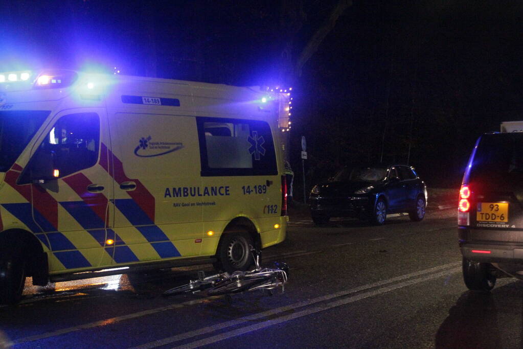 Fietser geschept door personenauto