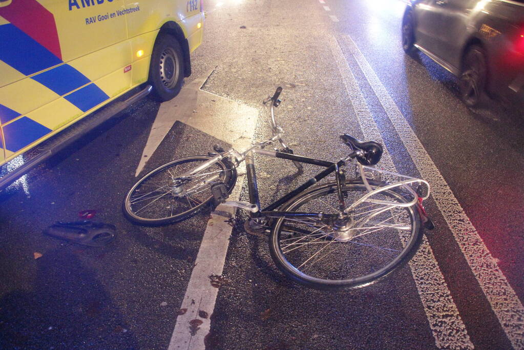 Fietser geschept door personenauto