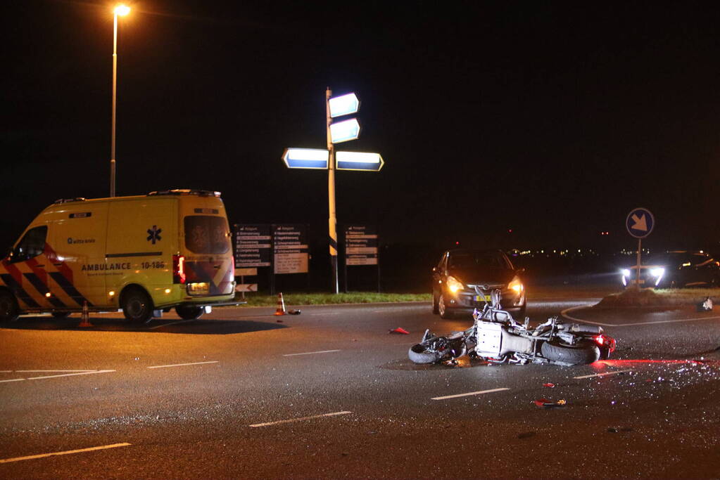 Motorrijder zwaargewond bij botsing met auto