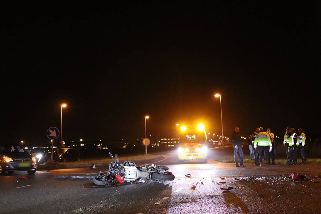 Motorrijder zwaargewond bij botsing met auto