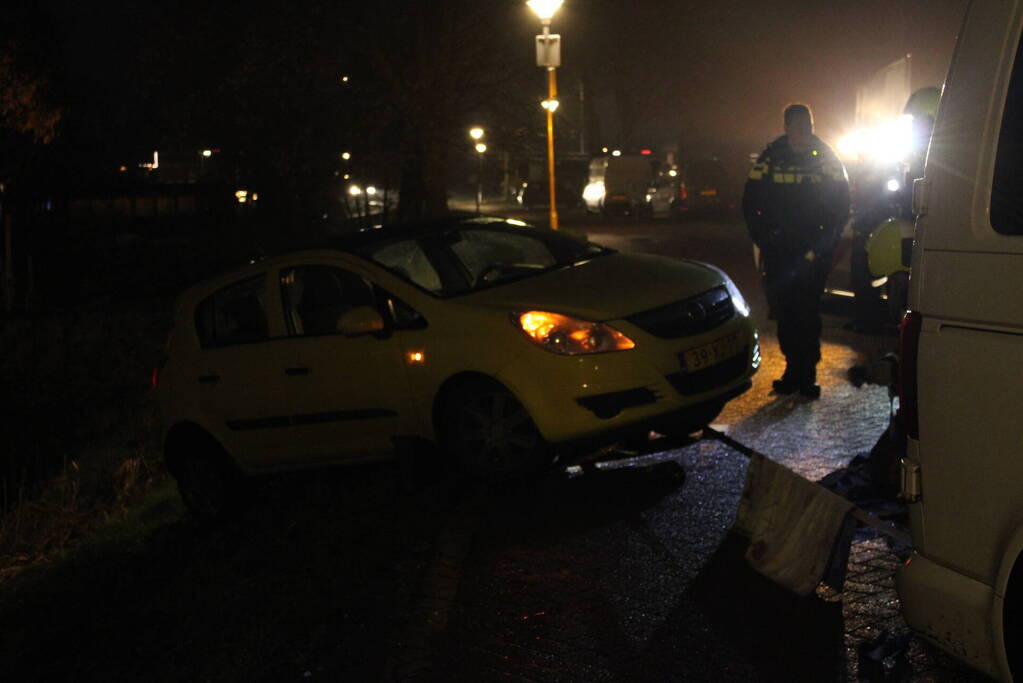 Automobilist raakt bijna te water