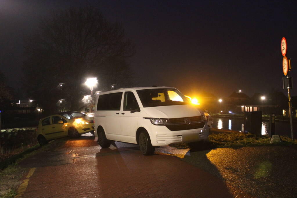 Automobilist raakt bijna te water