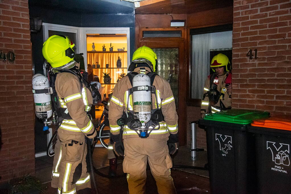 Buurman ontdekt brand in woning van buren