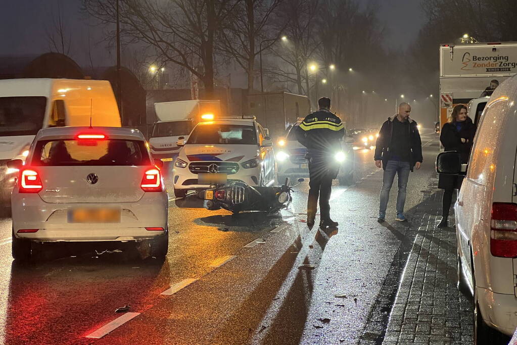 Voetganger en brommerrijder gewond bij botsing