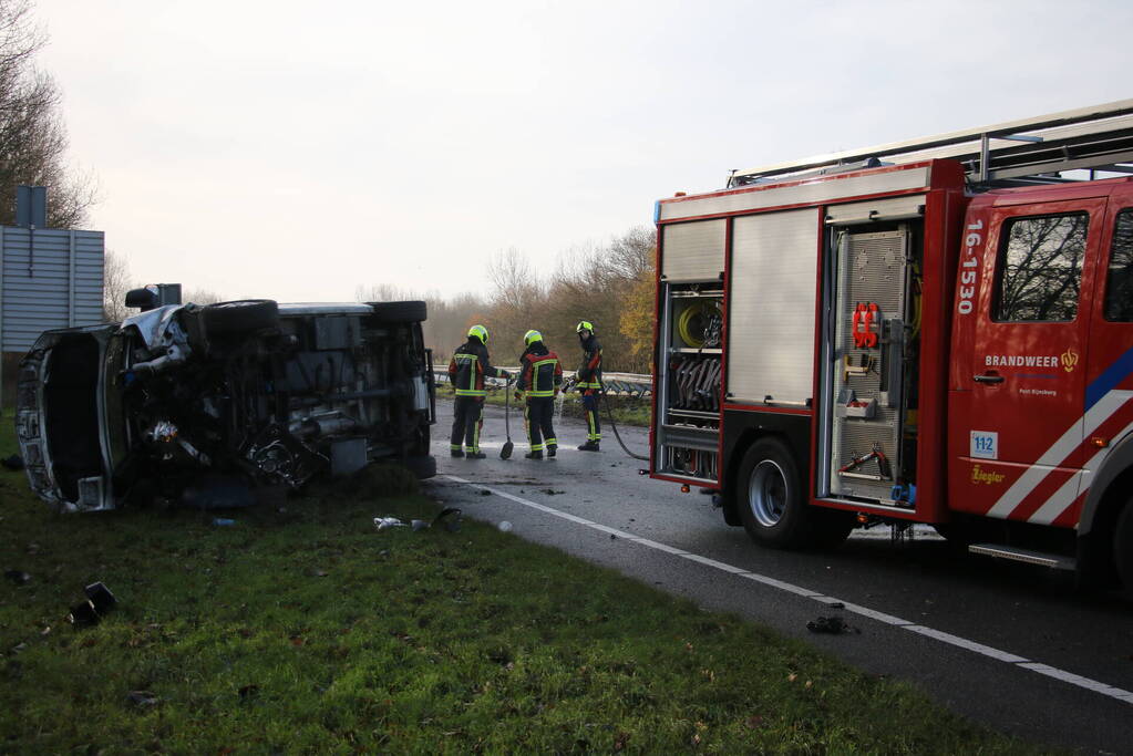 Bestelbus tegen vangrail gecrasht