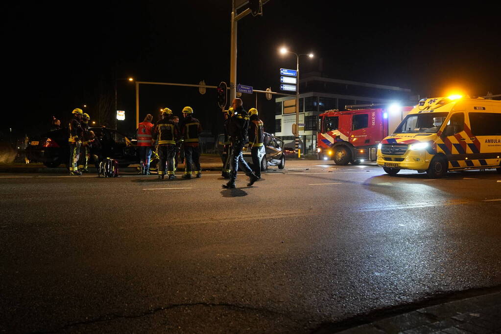 Gewonden en flinke schade na aanrijding