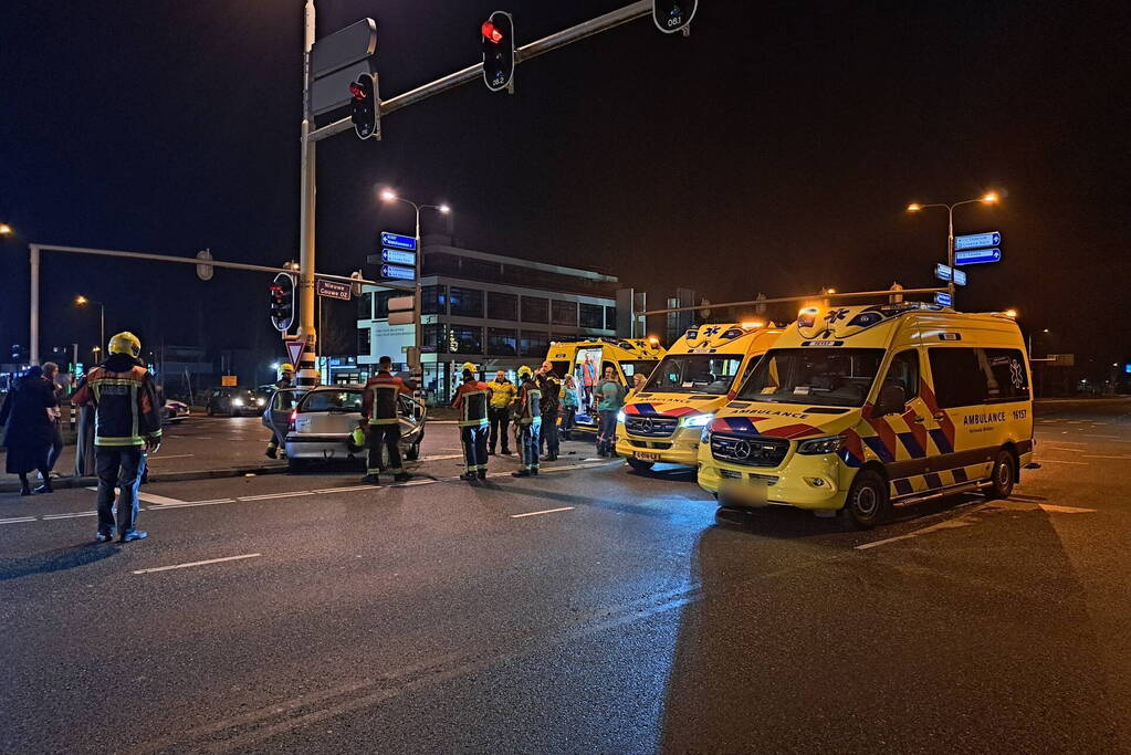 Gewonden en flinke schade na aanrijding