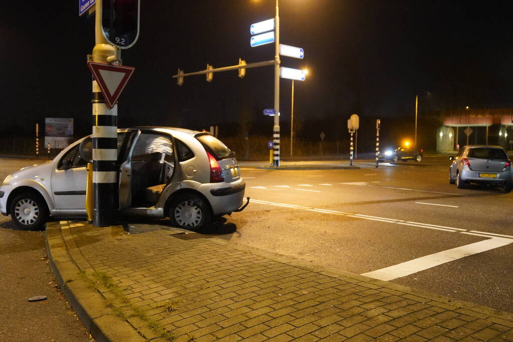 Gewonden en flinke schade na aanrijding