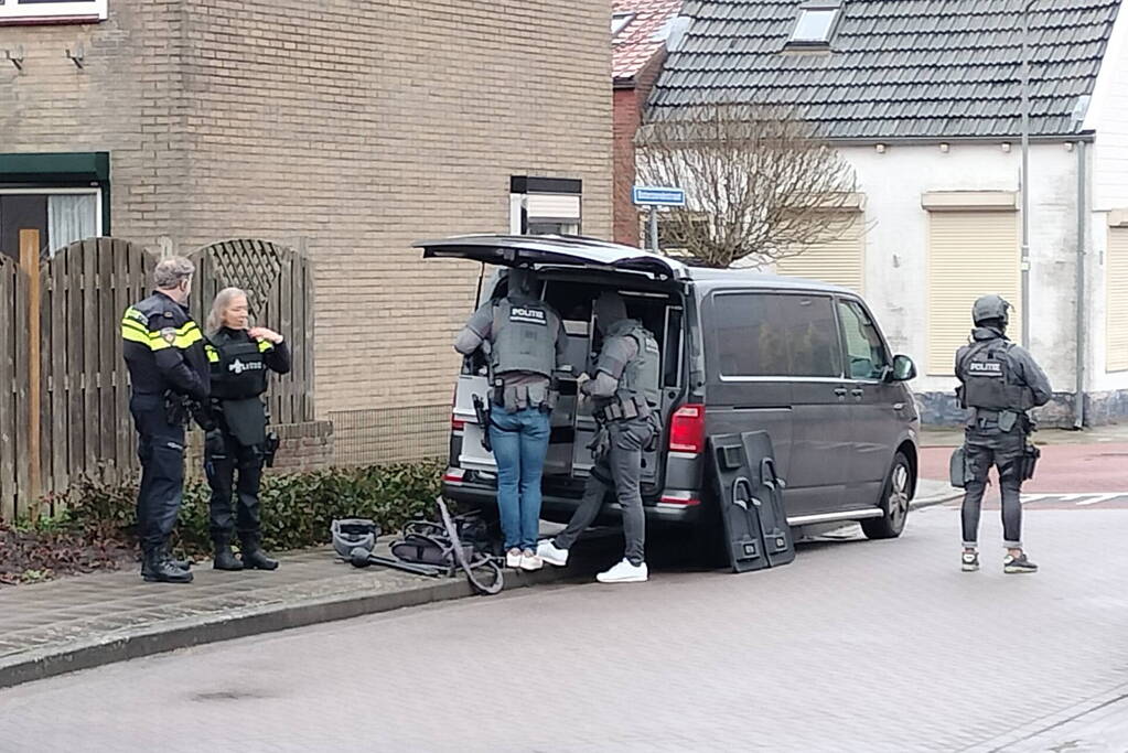 Straat groots afgezet vanwege inzet arrestatieteam