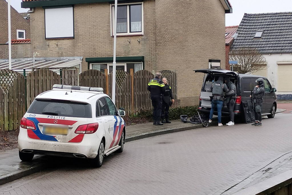 Straat groots afgezet vanwege inzet arrestatieteam