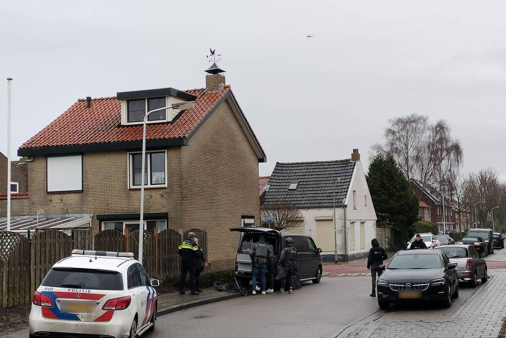 Straat groots afgezet vanwege inzet arrestatieteam