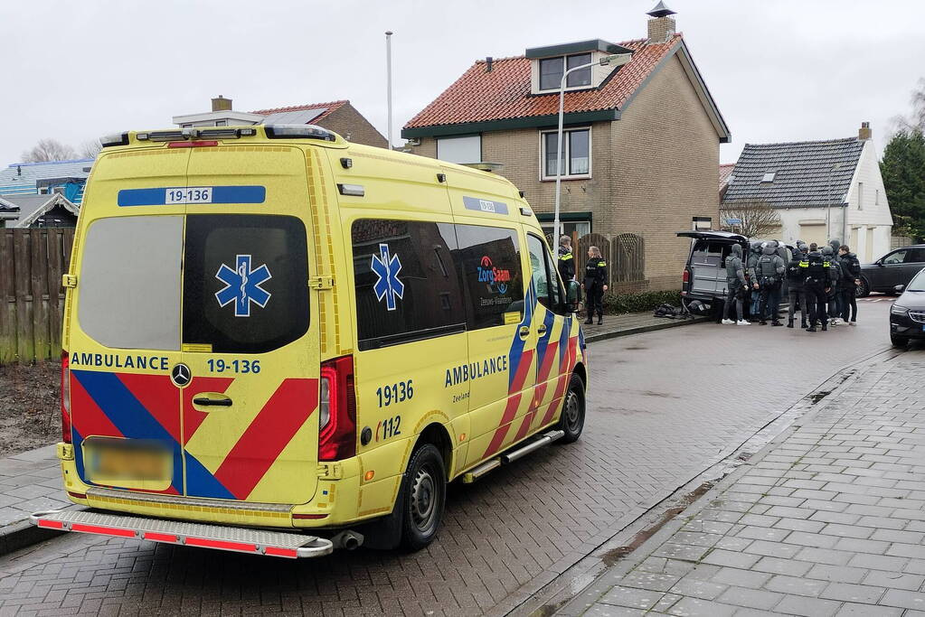 Straat groots afgezet vanwege inzet arrestatieteam