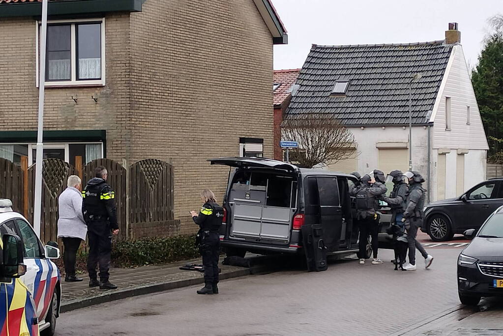 Straat groots afgezet vanwege inzet arrestatieteam