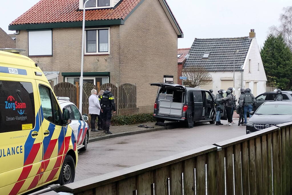 Straat groots afgezet vanwege inzet arrestatieteam