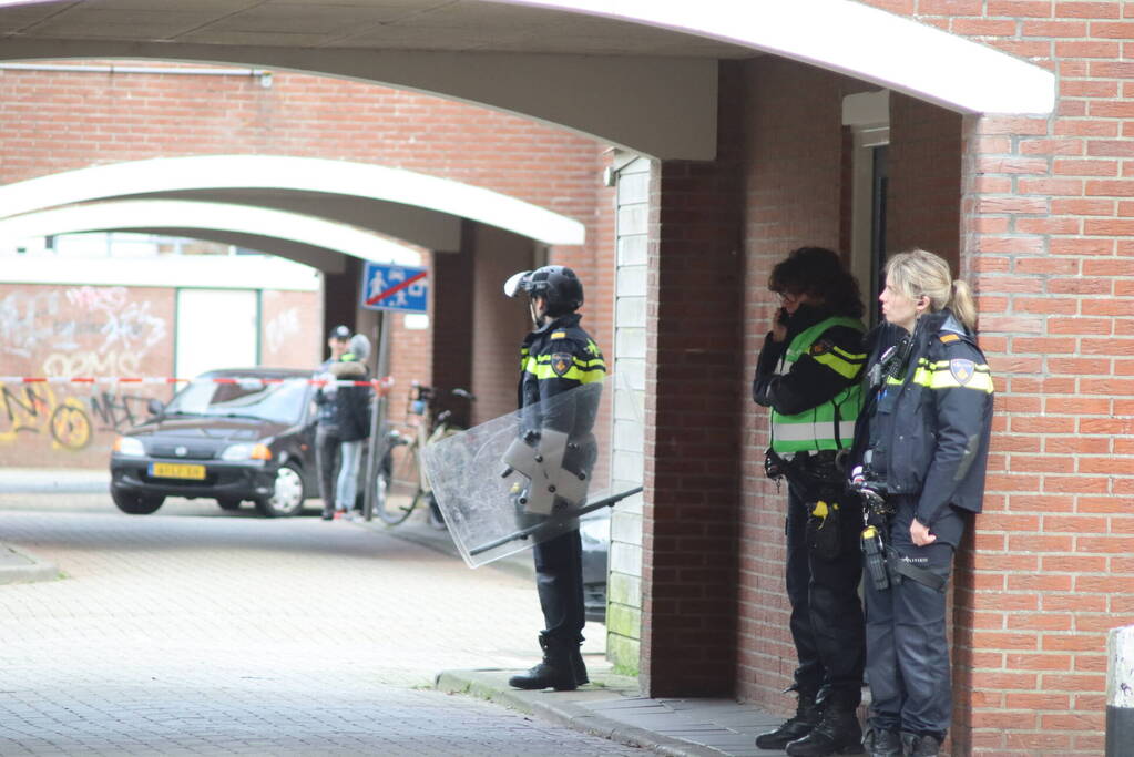 Arrestatieteam ingezet en straat afgesloten voor vrouw met verward gedrag