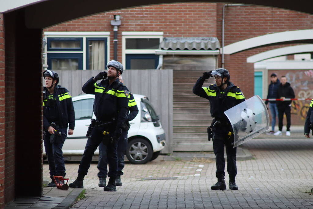 Arrestatieteam ingezet en straat afgesloten voor vrouw met verward gedrag