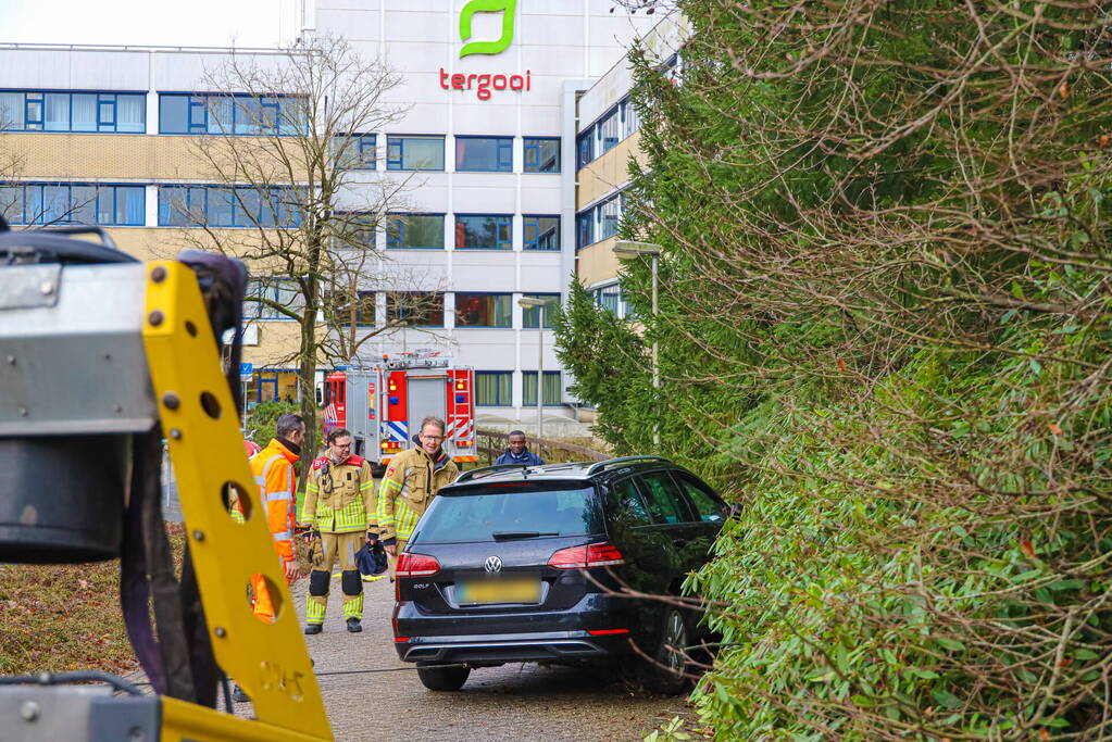 Auto raakt van de weg voor spoedeisende hulp