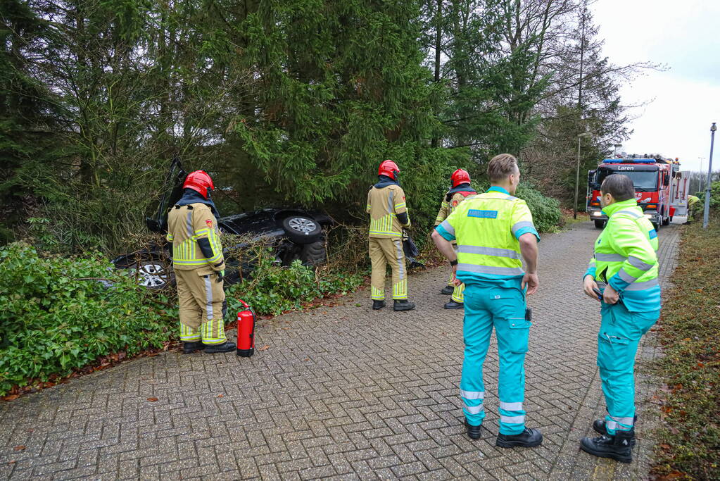 Auto raakt van de weg voor spoedeisende hulp