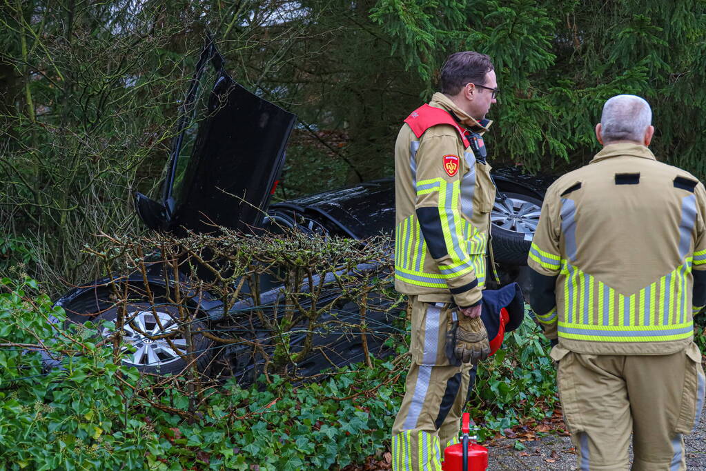 Auto raakt van de weg voor spoedeisende hulp