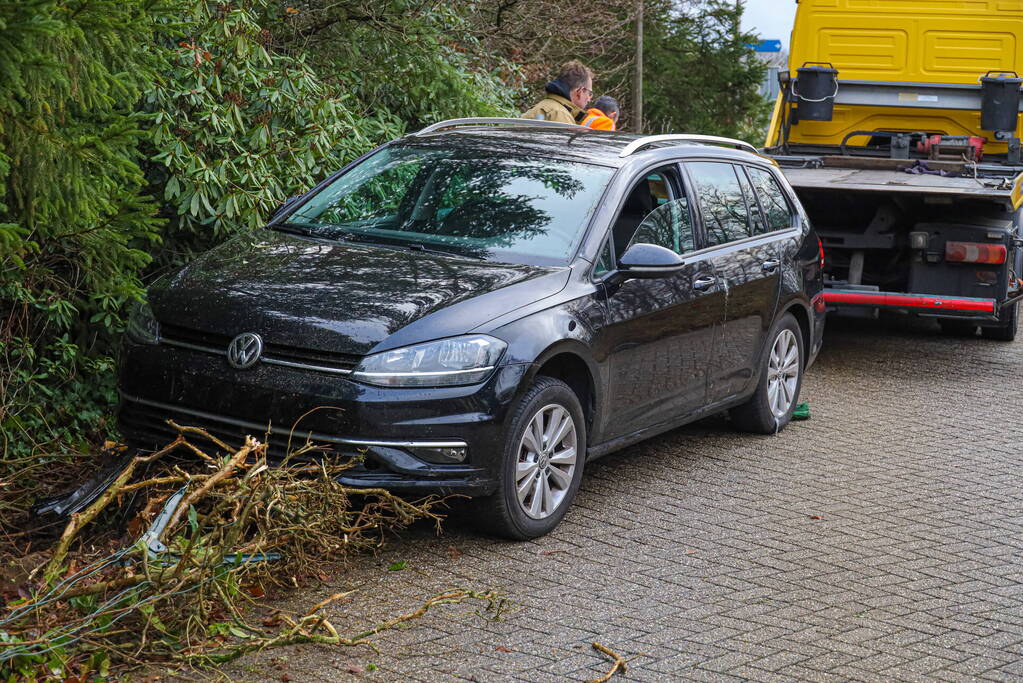 Auto raakt van de weg voor spoedeisende hulp