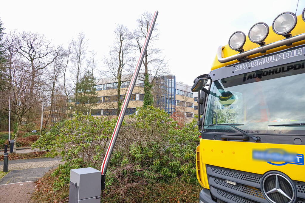 Auto raakt van de weg voor spoedeisende hulp