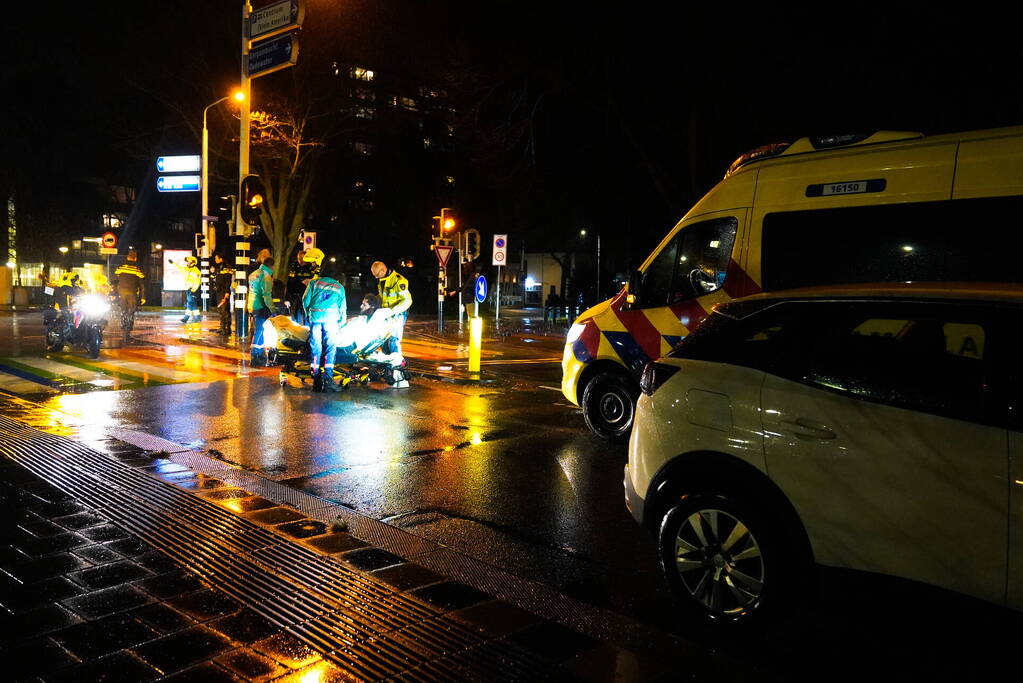 Automobilist rijdt voetganger aan op zebrapad