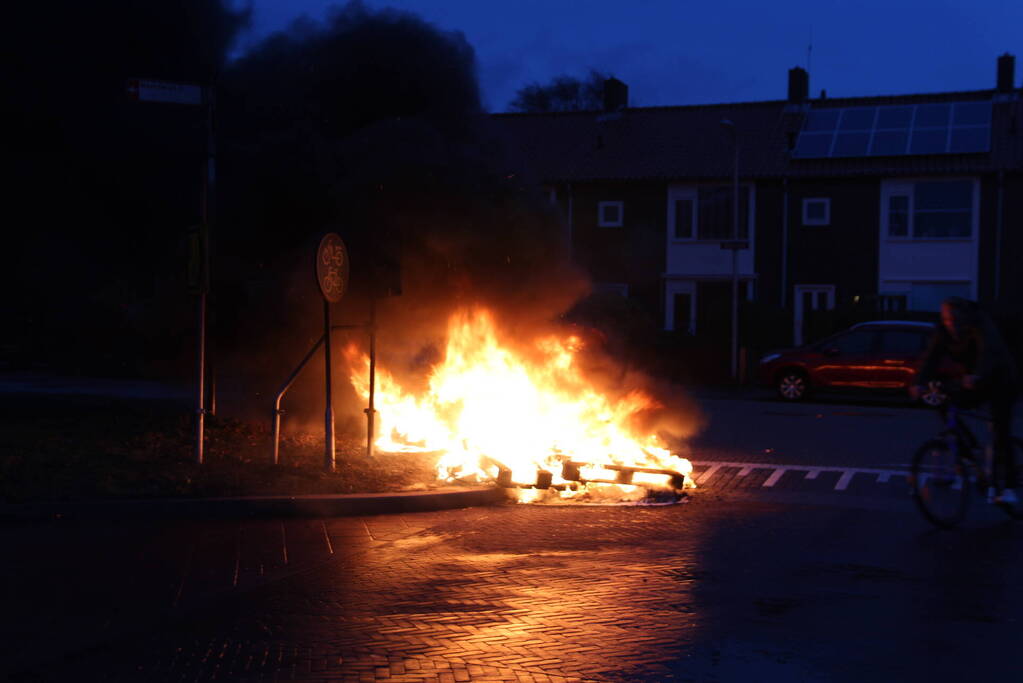 Stapel pallets in brand gestoken