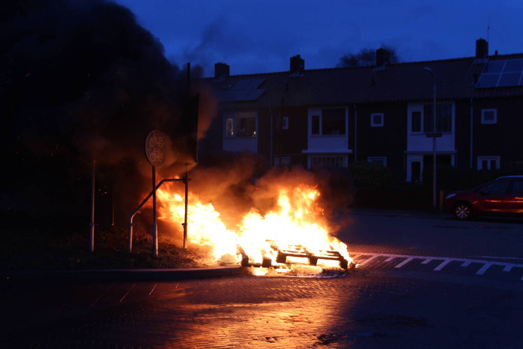 Stapel pallets in brand gestoken