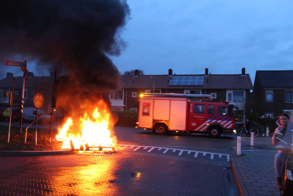 Stapel pallets in brand gestoken