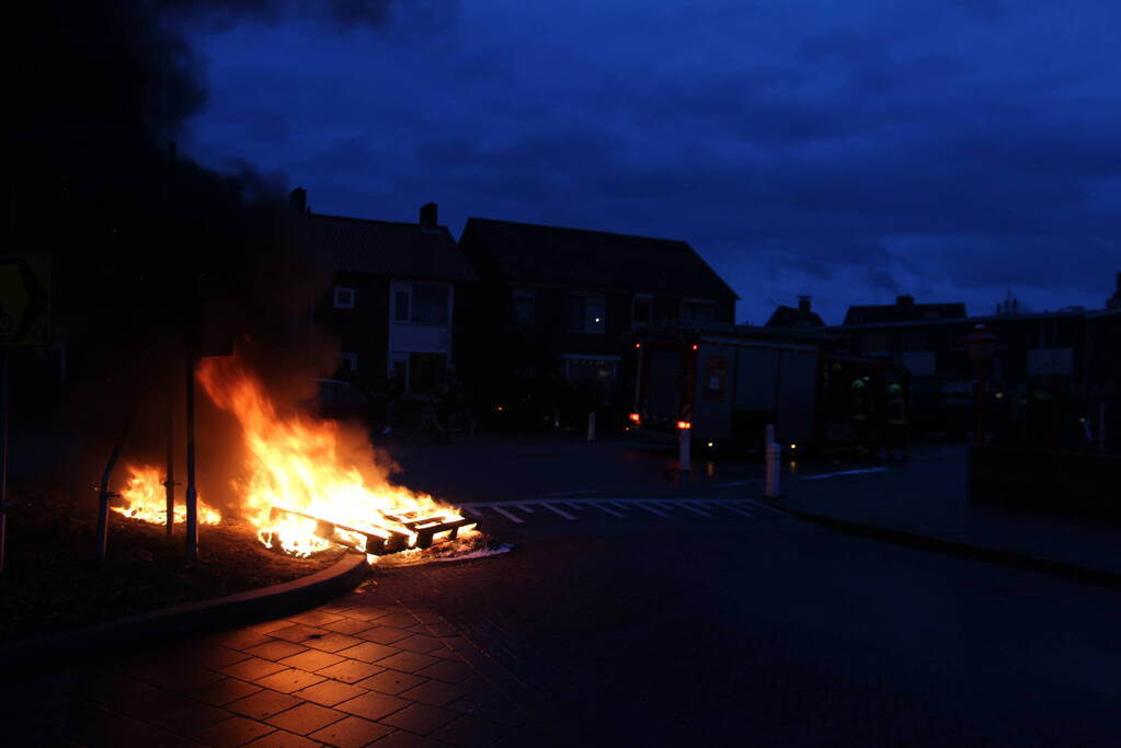 Stapel pallets in brand gestoken