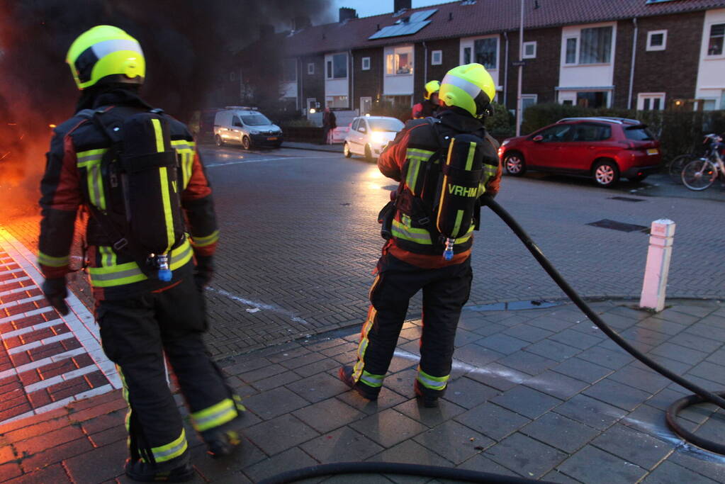 Stapel pallets in brand gestoken