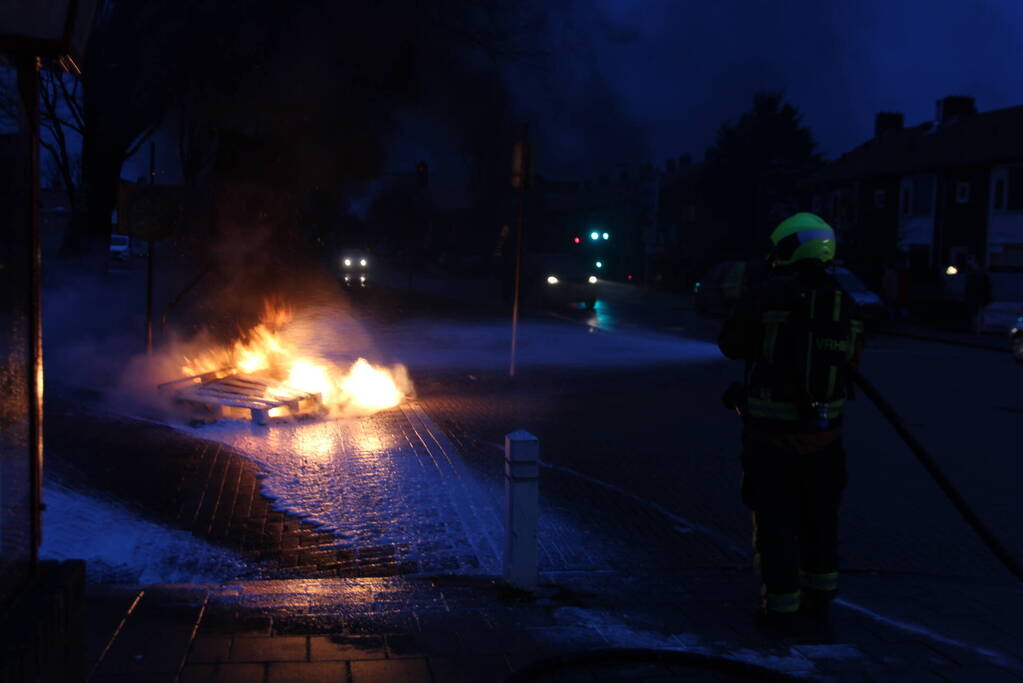 Stapel pallets in brand gestoken