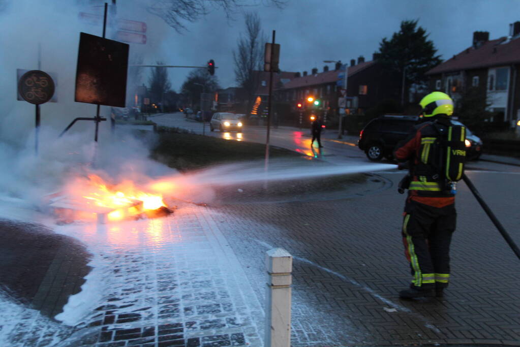 Stapel pallets in brand gestoken