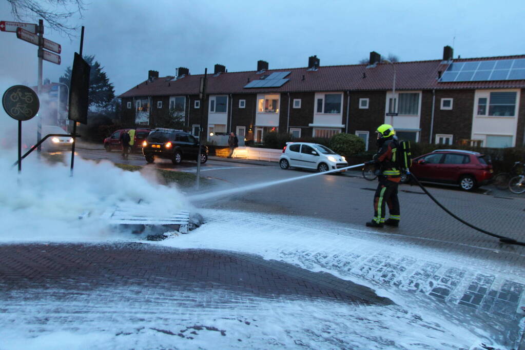 Stapel pallets in brand gestoken