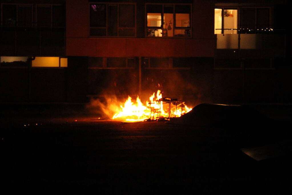 Brandweer blust flinke brand op skatepark