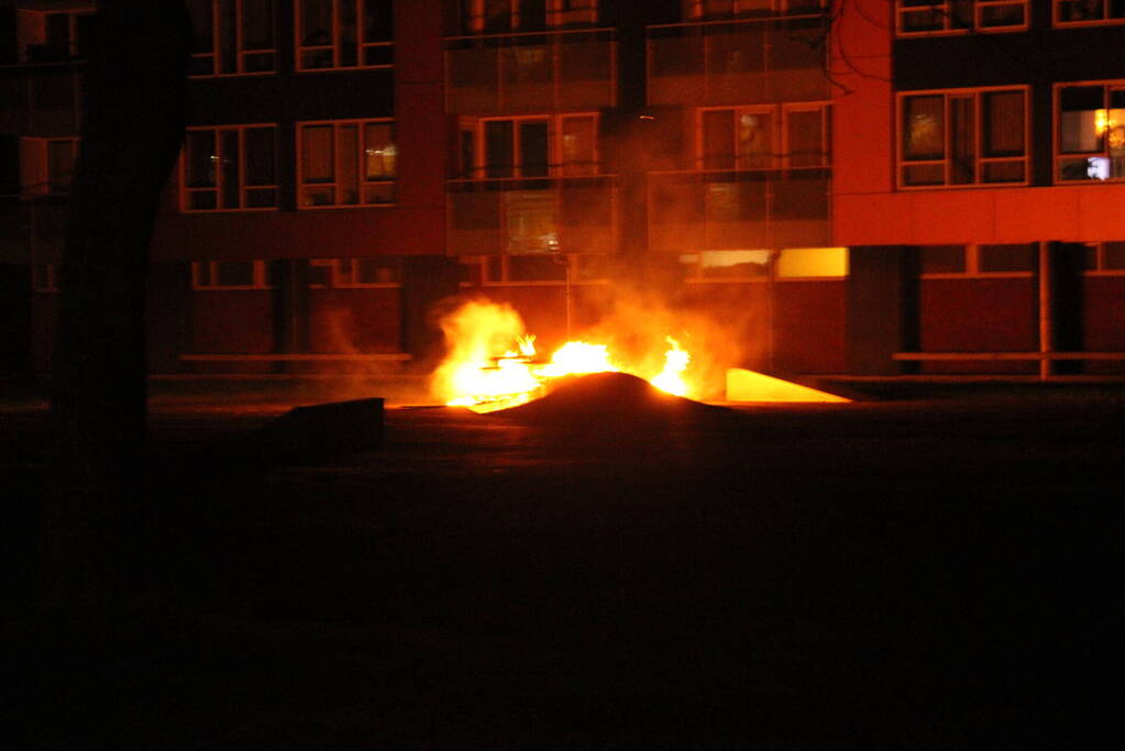 Brandweer blust flinke brand op skatepark