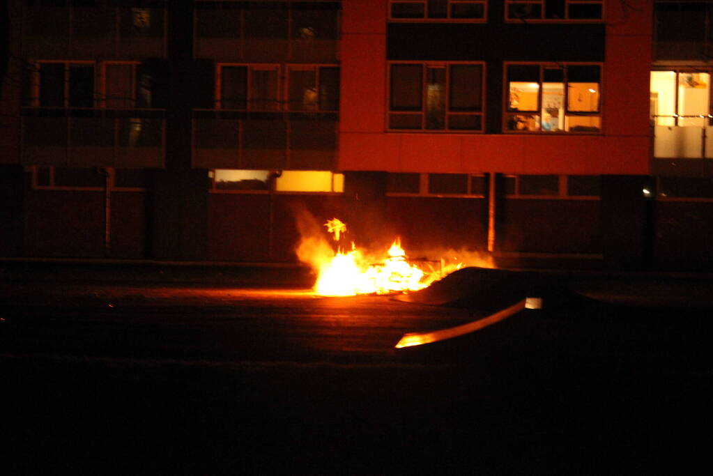 Brandweer blust flinke brand op skatepark