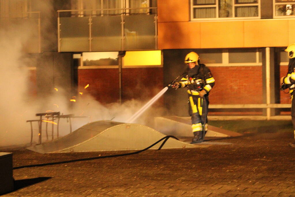 Brandweer blust flinke brand op skatepark