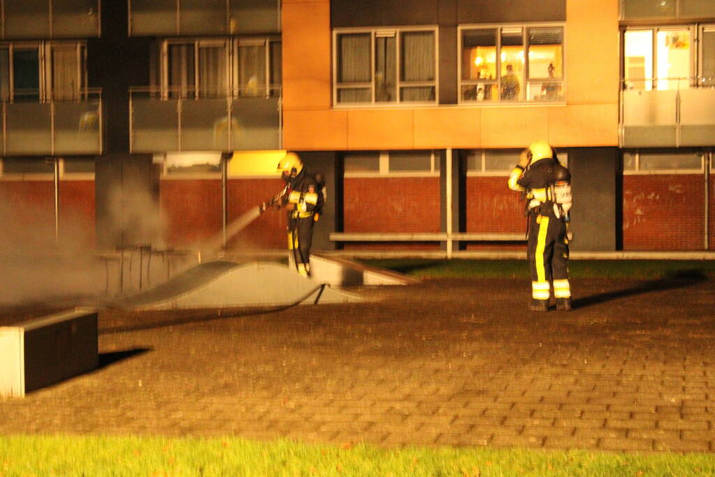 Brandweer blust flinke brand op skatepark