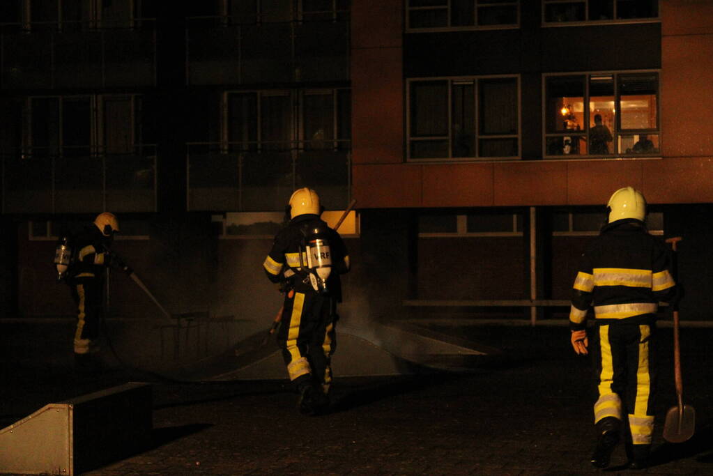 Brandweer blust flinke brand op skatepark