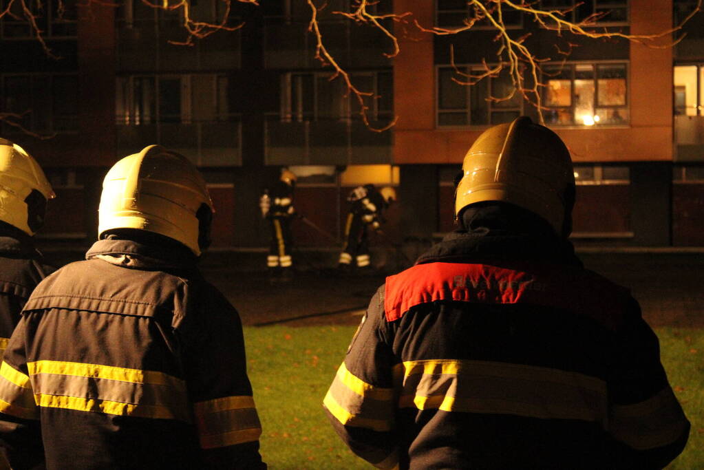 Brandweer blust flinke brand op skatepark