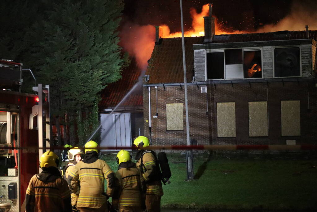 Grote uitslaande brand verwoest woning