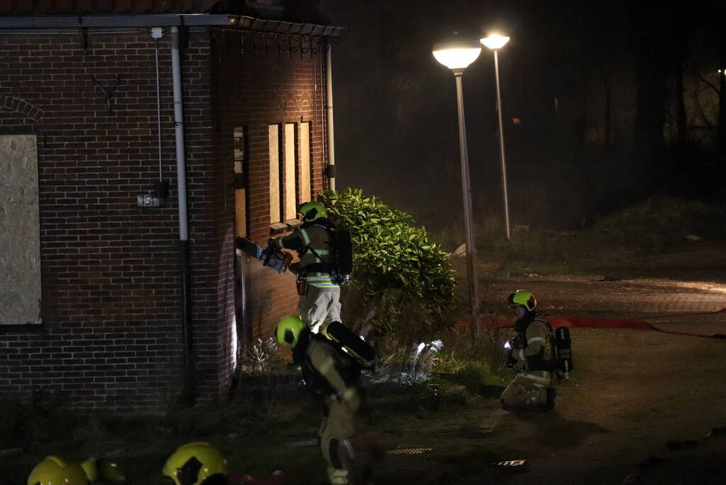 Grote uitslaande brand verwoest woning