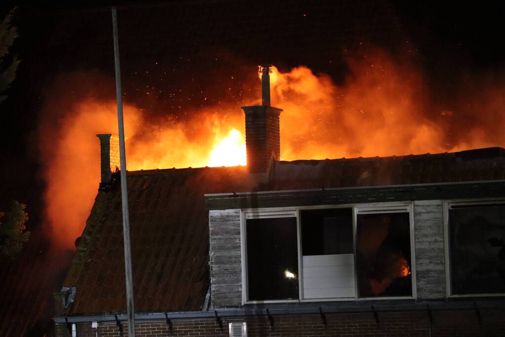 Grote uitslaande brand verwoest woning